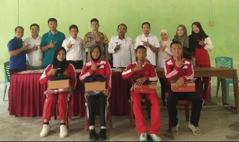 Penyerahan Atribut Perlengkapan Latihan Paskibra Kecamatan Karang Dapo
